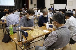 Ａ級川口さん、Ｂ級沼本さん優勝　アマ将棋名人戦美作地区大会