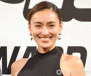 長谷川潤、娘＆息子のプライベート動画「砂浜に刺さってるのかと思った」「潤ちゃんそっくり」