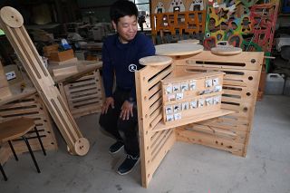 高校生考案の多機能ベンチ製品化　丸大製材所、岡山県産ヒノキ使用