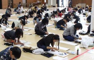 一字一字丁寧に、児童生徒が競書　故高木聖鶴さん顕彰、総社で大会