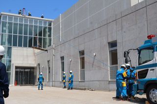 南海トラフ想定 浅口で救出訓練　県警と消防など救助や対策本部設置
