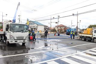 総社市中心部で道路陥没の恐れ　通行規制し復旧工事進める