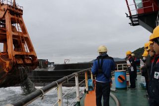 しゅんせつ現場見学 笠岡工高生　 倉敷・水島港で工事業者企画