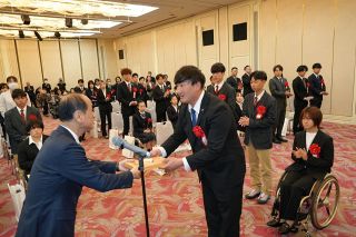 岡山市人見絹枝スポーツ顕彰　６７人９団体を表彰