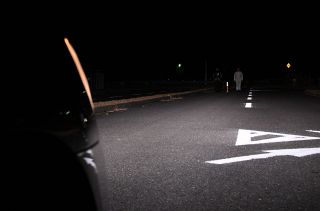 車のライトは上向きで　歩行者死亡はいずれも下向き