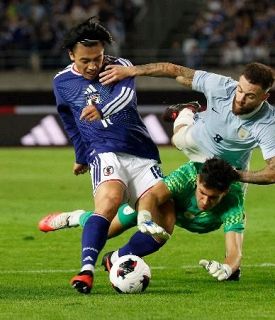 上田ダメ押し、伊東とすりあわせ　ウルグアイ戦、決定力示す