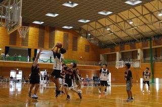 中学生のバスケ大会 真庭で初開催　市内外約１００人が熱戦