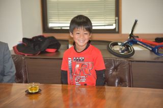 ランバイク全国大会優勝 小野さん（倉敷・茶屋町小１年） 市長に報告