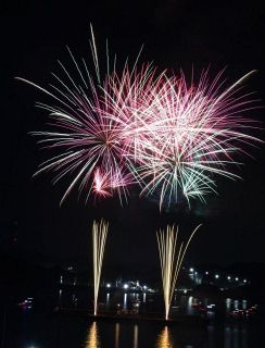 大迫力の３千発夜空染める　玉野で花火大会、１・５万人魅了