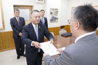 県北出没ツキノワグマ 対策強化を　４市町の議長、岡山知事に要望書