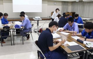 新聞を活用し、伝え方のこつ学ぶ　ウイングバレイで組合員企業の１１人研修
