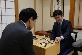 余第一位が先勝　関西棋院第一位決定戦開幕