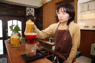 岡山・奉還町の老舗画廊喫茶　 納夢さん（備前出身）引き継ぎ１年　昭和の雰囲気とコーヒーが人気