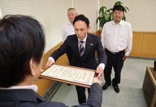 井原市に１千万円寄付したメンソーラに感謝状　子ども医療費無償化事業に活用