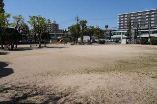ボール遊び可能か検証 フェンス、人工芝設置  　岡山市が「西古松南公園」で