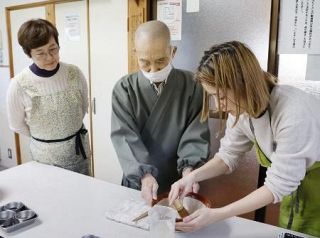 軽妙な話ぶりで住職が教える精進料理教室　学ぶのは禅の心、京都・東林院で２５年超