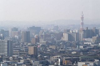 黄砂飛来で市街地かすむ 岡山県内１７日夜まで続く