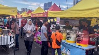 マレーシアのラマダン夜市、大手飲料チェーンの屋台が進出