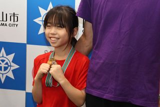 トランポリン競技の全国大会で優勝　横井小２年石坂さん、岡山市長に報告