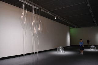 岡山で「Ｉ氏賞」２１年度受賞作家展　３人が歩みと現在地を示す