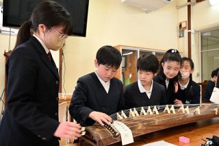 林野高生に琴の演奏教わる　美作第一小４年生