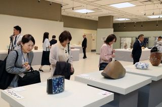 現代の美追求した１１２点　日本伝統工芸中国展が開幕