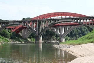韓国北部に残る北朝鮮だった町、分断の歴史　工法の違いで外観異なる橋、労働党の党舎も