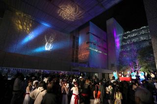 きらめく光の空間演出 ＬＥＤで会場ライトアップ　山陽新聞社で「さん太ハッピーイルミネーション」