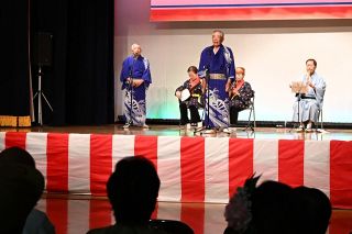 ３０組が演奏や踊りを披露　美作市文化連盟 芸能発表会