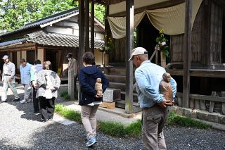 仏像背負い薬師堂３周 静かに願い 　美作、勝央で奇祭ヤセゴゼ