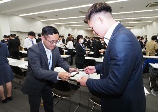 新入社員が来客対応、名刺交換学ぶ　おかやま信金が取引先向け研修会