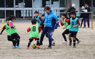 湯郷ベル選手と小学生が交流　美咲・柵原学園でサッカーフェス