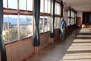 【ロケ地探訪＠備中魅力再発見】旧大島東小（笠岡市大島中）　阿部寛さん主演「とんび」　海が見える講堂で卒業式