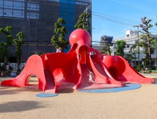 ビル街に巨大エイリアン!?　新たな「タコ公園」 子どもら歓声