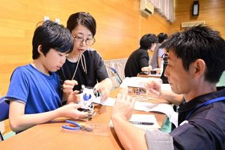 ミニ四駆組み立てたよ　美作で夏休みものづくり教室