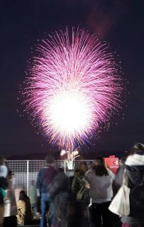 物語にちなみ冬花火５００発 　倉敷ロケ映画「蔵のある街」再上映