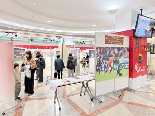 地域に根差したクラブの証し　Ｊ１ファジの１年振り返る写真展 岡山一番街・１８日まで