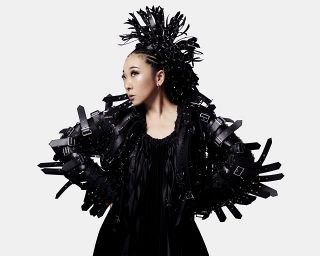 MISIA、新アルバム『LOVE NEVER DIES』ジャケット写真公開　「noir kei ninomiya」の衣装まとったビジュアル