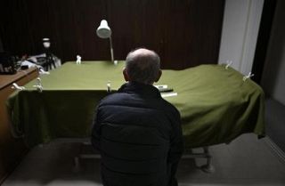 過酷な介護を４０年、「助けてくれ」言えずに認知症の男性が迎えた結末　「今でも、妻を、愛してる」法廷ですすり泣き、笑顔で寄り添う写真を手に願うのは…