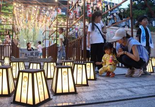 あんどん３００個 幻想的　倉敷 不洗観音寺で万灯祭