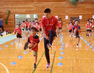陸上・桐生選手から走るこつ学ぶ　倉敷で地元小学生１００人