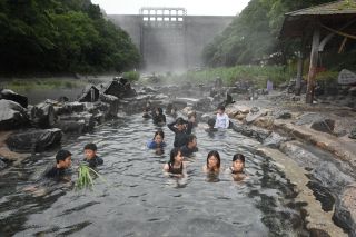 【ＮＥＷＳピックアップ】湯原温泉「砂湯」 風情と安全両立へ　混浴露天風呂 関係者が在り方模索
