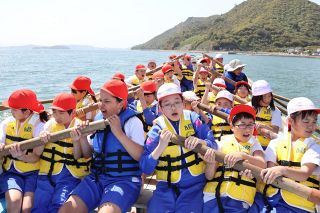 「よーいしょ!」声そろえカッターこぎ　 玉野・渋川で海事研修始まる