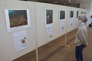 核兵器の恐ろしさ訴える３５点　真庭で「原爆の絵展」 