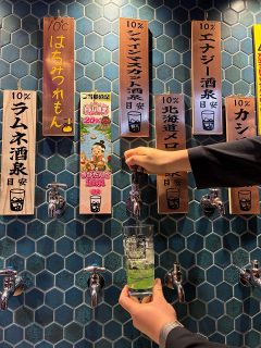 タイル張りの壁に並ぶ蛇口 ひねって出るのは酒　銭湯イメージした居酒屋が岡山市にオープン　 