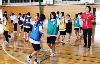 荒木絵里香さんに「チーム」学ぶ　岡山・竜操中でオリンピック教室