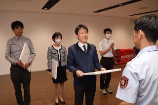 ボウリング中に８０代男性が心肺停止　救命措置に取り組んだ４人に感謝状