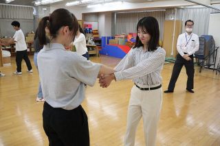 不審者いたらすぐ逃げて　「護身術」は最終手段 記者が体験