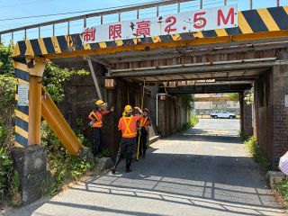 【列車情報】山陽線 橋桁にトラック接触　遅れや運休、5000人に影響