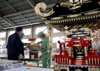 塀の向こうでみこし作り、「更正にうってつけ」と評価される作業内容は　富山刑務所謹製５８００基超、向き合う職員が伝えていること